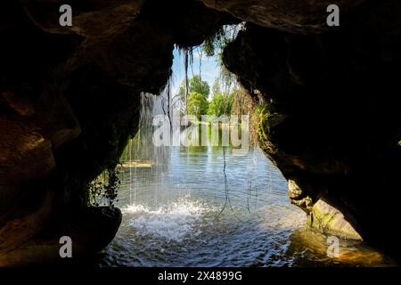Étang aux nénuphars dans le parc Bagatelle - Paris, France Banque D'Images