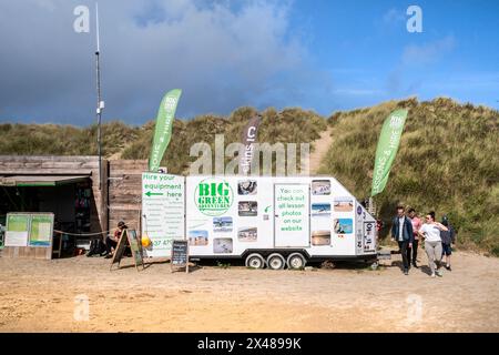 Big Green Adventures Surf School location à Crantock à Newquay en Cornouailles au Royaume-Uni. Banque D'Images