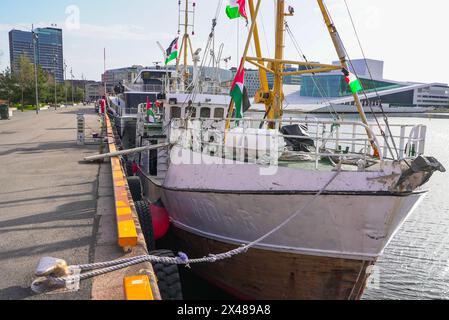 Oslo 20240430.L'ancien bateau de pêche Handala est amarré à Langkaia aux premières heures du 1er mai, avant de commencer son voyage vers Gaza cet après-midi. Le bateau visitera un certain nombre de ports européens en route vers Gaza. Le but est de briser le blocus et le patin sera offert en cadeau aux pêcheurs de Gaza comme contribution à la reconstruction de la flotte de pêche photo : Orn E. Borgen / NTB Banque D'Images