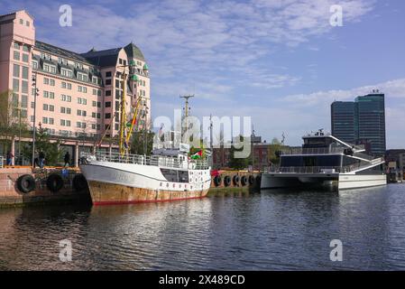 Oslo 20240430.L'ancien bateau de pêche Handala est amarré à Langkaia aux premières heures du 1er mai, avant de commencer son voyage vers Gaza cet après-midi. Le bateau visitera un certain nombre de ports européens en route vers Gaza. Le but est de briser le blocus et le patin sera offert en cadeau aux pêcheurs de Gaza comme contribution à la reconstruction de la flotte de pêche photo : Orn E. Borgen / NTB Banque D'Images