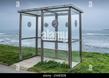 Météo britannique. Un temps misérable, brumeux et humide au-dessus d'un abri d'arrêt de bus vide sur la Hannafore Road à Looe, Cornouailles au Royaume-Uni. Banque D'Images