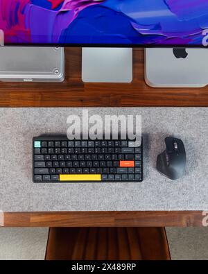 LONDRES - 30 AVRIL 2024 : ordinateur Apple Mac dans le bureau à domicile moderne, travail à partir de la maison configuration minimale de bureau Banque D'Images