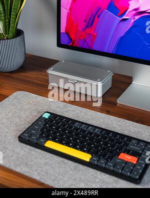 LONDRES - 30 AVRIL 2024 : ordinateur Apple Mac dans le bureau à domicile moderne, travail à partir de la maison configuration minimale de bureau Banque D'Images