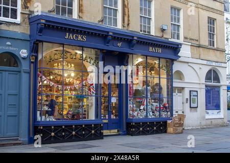 24 avril 24. Les souvenirs historiques de Jacks of Bath après les heures d'ouverture dans le cimetière d'Abbey à Bath, en Angleterre. Banque D'Images