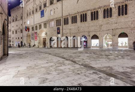 Pérouse, Ombrie, Italie - 26 avril 2024 : Corso Vannucci avec le 'Palazzo dei priori', la nuit. Banque D'Images