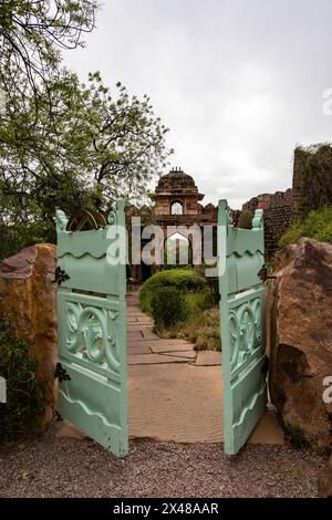 porte d'entrée artistique des sentiers de randonnée le soir à partir de l'image d'angle différent est prise à rao jodha parc mehrangarh fort jodhpur rajasthan inde. Banque D'Images