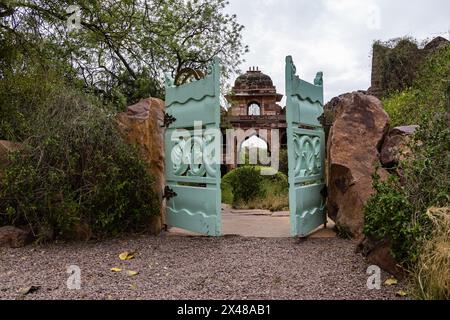 porte d'entrée artistique des sentiers de randonnée le soir à partir de l'image d'angle différent est prise à rao jodha parc mehrangarh fort jodhpur rajasthan inde. Banque D'Images