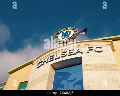 Stamford Bridge, le stade du Chelsea Football Club et le badge vous accueillent au West Stand à Chelsea, Londres Angleterre, Royaume-Uni Banque D'Images