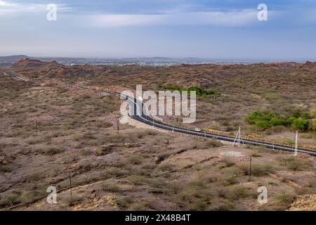 isolez la route nationale tarmac passant par les montagnes sèches vue d'oiseau image est prise à mehrangarh fort jodhpur rajasthan inde. Banque D'Images