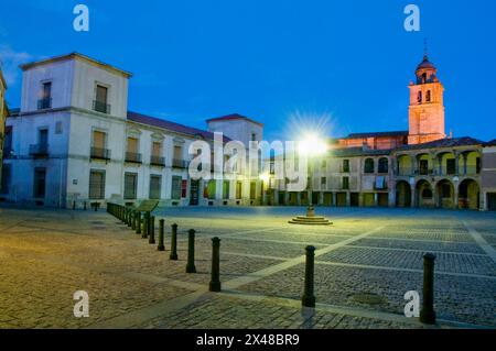 Place principale, vision de nuit. Medinaceli, la province de Soria, Castilla Leon, Espagne. Banque D'Images