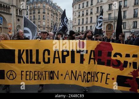 Paris, France. 01 mai 2024. Plusieurs groupes se réunissent pour une marche libertaire avant les principales manifestations à Paris. Crédit : Joao Daniel Pereira/Alamy Live News Banque D'Images