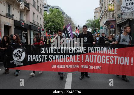 Paris, France. 01 mai 2024. Plusieurs groupes se réunissent pour une marche libertaire avant les principales manifestations à Paris. Crédit : Joao Daniel Pereira/Alamy Live News Banque D'Images