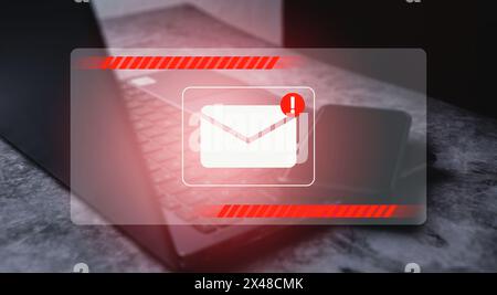 Boîte de réception recevant une alerte de message électronique. Smartphone posé sur ordinateur portable avec écran virtuel de messagerie. technologie internet. Banque D'Images