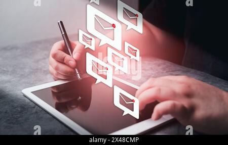 Boîte de réception recevant une alerte de message électronique. Femme utiliser la tablette numérique et toucher sur l'e-mail dans l'écran virtuel. technologie internet. Banque D'Images