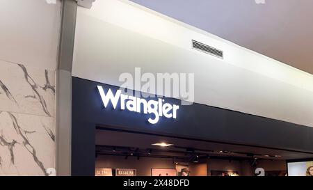 Magasin Wrangler dans le centre commercial Galeria. Wranglerest un fabricant américain de jeans et autres vêtements. Bekasi, Indonésie, 1er mai 2024 Banque D'Images