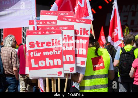 Hanovre, Allemagne. 01 mai 2024. Des panneaux indiquant « grève pour plus de salaire » sont affichés lors du rassemblement principal du 1er mai de la Confédération allemande des syndicats (DGB). Crédit : Julian Stratenschulte/dpa/Alamy Live News Banque D'Images