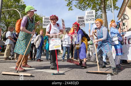 Hambourg, Allemagne. 01 mai 2024. Les manifestants se tiennent sur Max-Brauer-Allee avec des balais et des banderoles lisant "Grannies contre la droite". Sous le slogan "plus de salaire, plus de temps libre, plus de sécurité", la Confédération allemande des syndicats (DGB) et ses syndicats membres ont appelé les gens à participer aux activités du 1er mai 2024, fête du travail. Crédit : Georg Wendt/dpa/Alamy Live News Banque D'Images