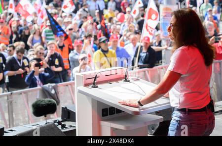 Hanovre, Allemagne. 01 mai 2024. Yasmin Fahimi, présidente de la DGB, intervient lors du rassemblement principal de la Confédération allemande des syndicats (DGB) le 1er mai. Crédit : Julian Stratenschulte/dpa/Alamy Live News Banque D'Images