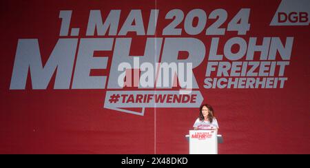 Hanovre, Allemagne. 01 mai 2024. Yasmin Fahimi, présidente de la DGB, intervient lors du rassemblement principal de la Confédération allemande des syndicats (DGB) le 1er mai. Crédit : Julian Stratenschulte/dpa/Alamy Live News Banque D'Images