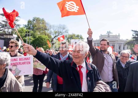 Wien, Österreich. 1. Mai 2024. Ehemaliger Bundespräsident der Republik Österreich, Heinz Fischer, beim traditionellen Maiaufmarsch der SPÖ auf dem Wiener Rathausplatz. Vienne *** Vienne, Autriche 1er mai 2024 L'ancien président fédéral de la République d'Autriche, Heinz Fischer, lors de la traditionnelle marche du 1er mai du SPÖ sur la place de l'hôtel de ville de Vienne Banque D'Images