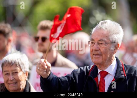 Wien, Österreich. 1. Mai 2024. Ehemaliger Bundespräsident der Republik Österreich, Heinz Fischer, beim traditionellen Maiaufmarsch der SPÖ auf dem Wiener Rathausplatz. Vienne *** Vienne, Autriche 1er mai 2024 L'ancien président fédéral de la République d'Autriche, Heinz Fischer, lors de la traditionnelle marche du 1er mai du SPÖ sur la place de l'hôtel de ville de Vienne Banque D'Images