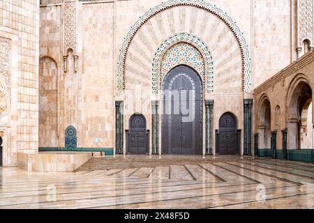 Casablanca, Maroc -25 mars 2024 : les grands portails de la mosquée Hassan II à Casablanca pendant un jour de pluie Banque D'Images