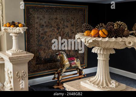 Cheval à bascule à l'ancienne et urnes avec des fruits dans la maison de la famille Dorset à Noël, Angleterre, Royaume-Uni Banque D'Images