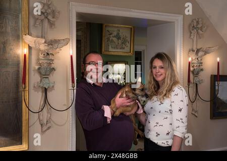 Portrait de couple avec chien de compagnie dans la maison de famille Dorset à Noël, Angleterre, Royaume-Uni Banque D'Images