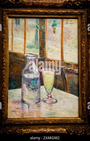 Table Café avec Absinthe au Musée Van Gogh à Amsterdam, pays-Bas. Banque D'Images