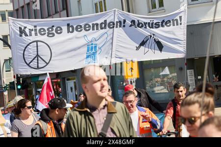 Hambourg, Allemagne. 01 mai 2024. Les manifestants tiennent une banderole disant "End Wars! Désarmer !' Sur Max-Brauer-Allee. Sous le slogan "plus de salaire, plus de temps libre, plus de sécurité", la Confédération allemande des syndicats (DGB) et ses syndicats membres ont appelé les gens à participer aux activités du 1er mai 2024, "Fête du travail". Crédit : Georg Wendt/dpa/Alamy Live News Banque D'Images