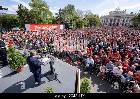 Vienne, Vienne, Autriche. 1er mai 2024. MICHAEL LUDWIG, maire de Vienne, s'adressant à des partisans lors de la traditionnelle marche du 1er mai du SPOE sur la place de l'Hôtel de ville de Vienne. (Crédit image : © Andreas Stroh/ZUMA Press Wire) USAGE ÉDITORIAL SEULEMENT! Non destiné à UN USAGE commercial ! Banque D'Images