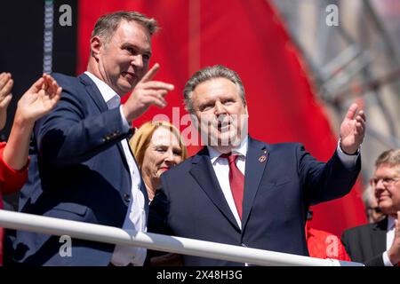 Vienne, Vienne, Autriche. 1er mai 2024. ANDREAS BABLER, SPOE (Parti socialiste Autriche) Président du Parti fédéral (à gauche) et maire de Vienne, MICHAEL LUDWIG (à droite), lors de la traditionnelle marche du 1er mai du SPOE sur la place de l'Hôtel de ville de Vienne. (Crédit image : © Andreas Stroh/ZUMA Press Wire) USAGE ÉDITORIAL SEULEMENT! Non destiné à UN USAGE commercial ! Banque D'Images