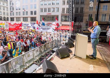 Maikundgebung des DGB mit Redner Frank Werneke, verdi-Vorsitzender, München, Tag der Arbeit, 1. Mai 2024 Deutschland, München, 1. Mai 2024, Maikundgebung des DGB mit Hauptredner Frank Werneke, verdi-Vorsitzender, Gewerkschaftskundgebung zum 1. Mai auf dem Marienplatz, Gewerkschaften fordern mehr Lohn, eine bessere Work-Life-Balance, mehr soziale Sicherheit, Tag der Arbeit, Feiertag, Bayern, *** rassemblement du DGB du 1er mai avec le conférencier Frank Werneke, président de verdi, Munich, fête du travail, 1er mai 2024 Allemagne, Munich, 1er mai 2024, rassemblement du DGB du 1er mai avec le conférencier Frank Werneke, président de verdi Banque D'Images