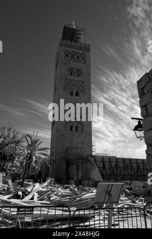 L'imposante mosquée de la Koutoubia, son dôme en cours de restauration après un tremblement de terre passé. Matériaux de construction à sa base. Banque D'Images