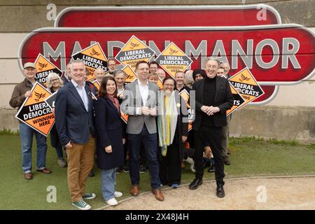 Londres, Royaume-Uni. 1er mai 2024 : le candidat libéral démocrate au maire Rob Blackie avec le candidat à forte pointe de la circonscription du Sud-Ouest, Gareth Roberts, et des partisans le dernier jour de la campagne à Old Malden, Kingston. En 2021, les libéraux-démocrates sont arrivés très près en deuxième place derrière les conservateurs dans la circonscription - manquant de moins de 4 p. 100. Également sur la photo, Hina Bokhari libéral Démocrates membre de l'Assemblée de Londres, Paul Kohler, candidat parlementaire pour Wimbledon, et Sarah Olney, députée de Richmond Park. Banque D'Images