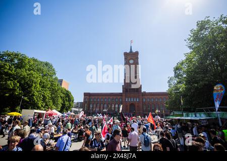 Berlin, Allemagne. 01 mai 2024. Le Festival de mai de la DGB (Confédération allemande des syndicats) devant les Rotes Rathaus. Crédit : Christoph Soeder/dpa/Alamy Live News Banque D'Images