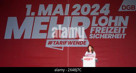 Hanovre, Allemagne. 01 mai 2024. Yasmin Fahimi, présidente de la DGB, intervient lors du rassemblement principal de la Confédération allemande des syndicats (DGB) le 1er mai. Crédit : Julian Stratenschulte/dpa/Alamy Live News Banque D'Images