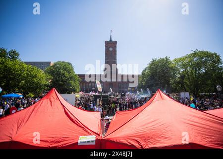 Berlin, Allemagne. 01 mai 2024. Le Festival de mai de la DGB (Confédération allemande des syndicats) devant les Rotes Rathaus. Crédit : Christoph Soeder/dpa/Alamy Live News Banque D'Images