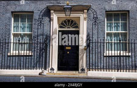 Londres, Royaume-Uni. 1er mai 2024. Larry le chat devant la porte du premier ministre numéro 10, Rishi Sunak, quitte le numéro 10 pour aller au Parlement pour les questions des premiers ministres. Il fera face à Sir Keir Starmer de l'autre côté de la boîte d'expédition. Crédit : Mark Thomas/Alamy Live News Banque D'Images