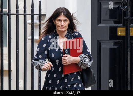 Londres, Royaume-Uni. 1er mai 2024. Lisa Lovering, conseillère spéciale et chef des opérations. Le premier ministre, Rishi Sunak, quitte le numéro 10 pour aller au Parlement pour les questions des premiers ministres. Il fera face à Sir Keir Starmer de l'autre côté de la boîte d'expédition. Crédit : Mark Thomas/Alamy Live News Banque D'Images