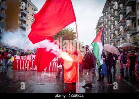 Rome, RM, Italie. 1er mai 2024. Des centaines de travailleurs du syndicat COBAS se rassemblent en faveur de la Palestine et contre la guerre, l'exploitation et le racisme. (Crédit image : © Marco Di Gianvito/ZUMA Press Wire) USAGE ÉDITORIAL SEULEMENT! Non destiné à UN USAGE commercial ! Banque D'Images