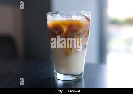 glacé tard dans le verre transparent sur la table de café Banque D'Images