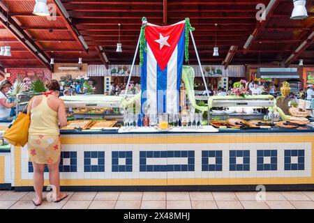 Touriste servant de la nourriture dans le restaurant buffet, Cayo Santa Maria, Cuba Banque D'Images