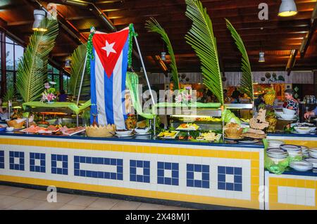 Drapeau cubain dans le restaurant buffet de l'hôtel, Cayo Santa Maria, Cuba Banque D'Images