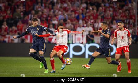 Munich, Allemagne. 30 avril 2024. Jamal Musiala (Muenchen) Federico Valverde (Real) Lucas Vazquez (Real), Raphael Guerreiro (Muenchen) FC Bayern Munic Banque D'Images