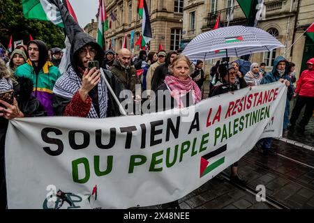 Bordeaux, France. 01 mai 2024. © PHOTOPQR/SUD Ouest/bonnaud guillaume guillaume BONNAUD ; Bordeaux ; 01/05/2024 ; LE 1 er mai 2024/A BORDEAUX/MANIFESTATION DU 1 er mai A BORDEAUX/ pH Guillaume Bonnaud/ défilés traditionnels et manifestations dans les rues le 1er mai en France crédit : MAXPPP/Alamy Live News Banque D'Images