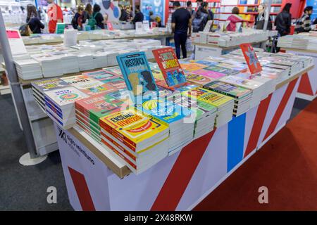 Buenos Aires, Argentine ; 26 avril 2024 : tables avec livres à la foire du livre de Buenos Aires. Banque D'Images