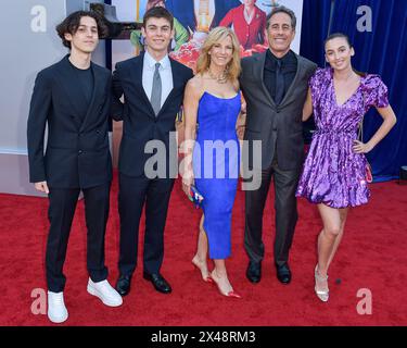 Hollywood, États-Unis. 30 avril 2024. HOLLYWOOD, LOS ANGELES, CALIFORNIE, États-Unis - AVRIL 30 : Julian Kal Seinfeld, Shepherd Kellen Seinfeld, Jessica Seinfeld, Jerry Seinfeld et Sascha Seinfeld arrivent à la première à Los Angeles de 'UnFrosted' de Netflix qui s'est tenue au Théâtre égyptien Hollywood le 30 avril 2024 à Hollywood, Los Angeles, Californie, États-Unis. ( Credit : image Press Agency/Alamy Live News Banque D'Images