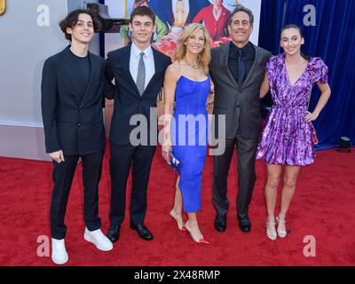 Hollywood, États-Unis. 30 avril 2024. HOLLYWOOD, LOS ANGELES, CALIFORNIE, États-Unis - AVRIL 30 : Julian Kal Seinfeld, Shepherd Kellen Seinfeld, Jessica Seinfeld, Jerry Seinfeld et Sascha Seinfeld arrivent à la première à Los Angeles de 'UnFrosted' de Netflix qui s'est tenue au Théâtre égyptien Hollywood le 30 avril 2024 à Hollywood, Los Angeles, Californie, États-Unis. ( Credit : image Press Agency/Alamy Live News Banque D'Images