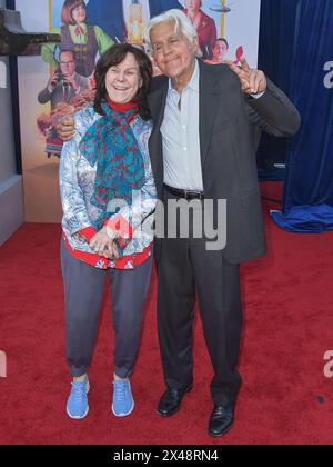 Hollywood, États-Unis. 30 avril 2024. HOLLYWOOD, LOS ANGELES, CALIFORNIE, États-Unis - AVRIL 30 : Mavis Leno et son mari Jay Leno arrivent à la première à Los Angeles de 'UnFrosted' de Netflix qui s'est tenue au Théâtre égyptien Hollywood le 30 avril 2024 à Hollywood, Los Angeles, Californie, États-Unis. ( Credit : image Press Agency/Alamy Live News Banque D'Images